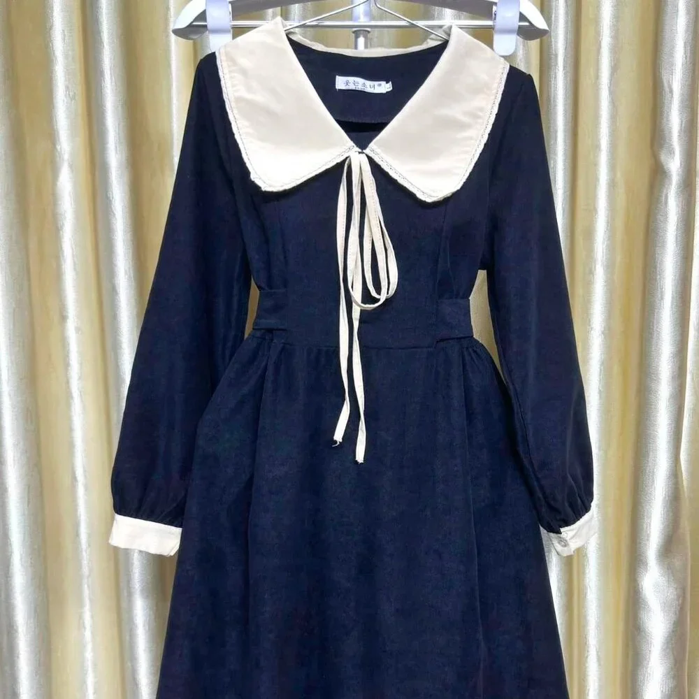 🎀 Black Dress with Oversized Cream Collar - Picture 1 of 3